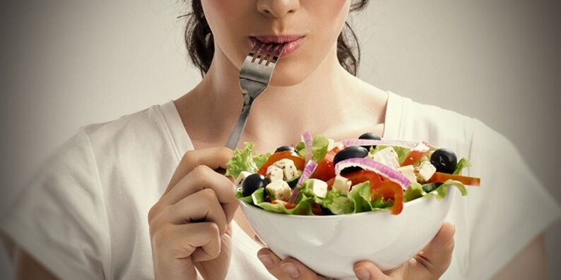 الفتاة تأكل بشكل صحيح لتجنب مشاكل الوزن الزائد